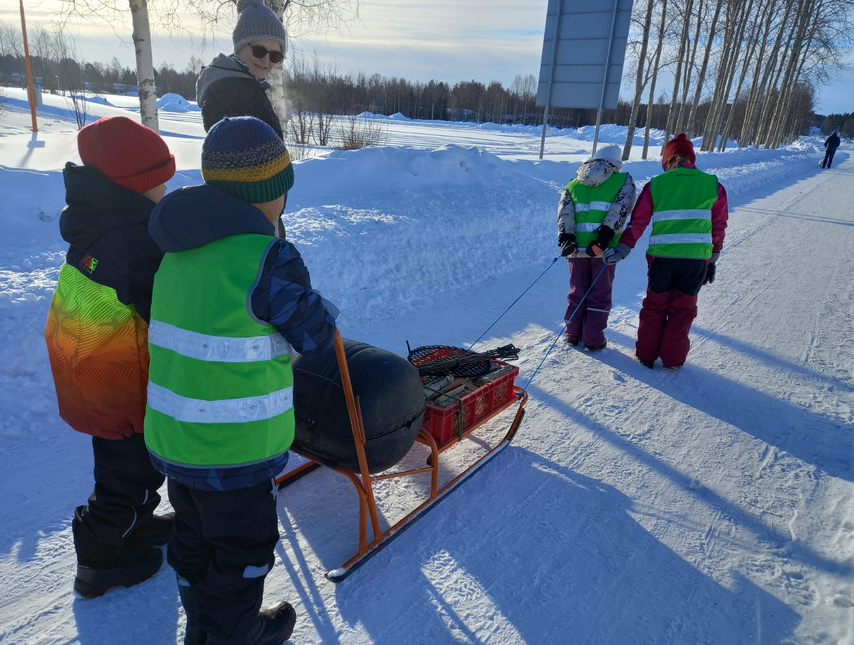 Kemijärvi Hillatien koulu Ykköset ulkoilupäivän vietossa.png