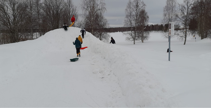 Kemijärvi Hillatien koulu Ihan keskustastakin löytyy pulkkamäkejä.png